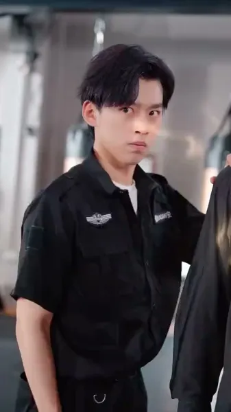 ตำนานลิ้มยิ้ม：เริ่มต้นด้วยงานประจำ