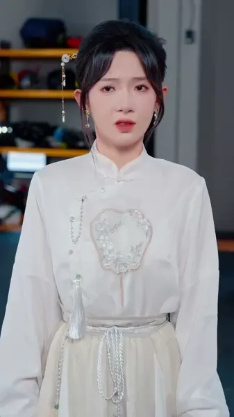 ตำนานลิ้มยิ้ม：เริ่มต้นด้วยงานประจำ