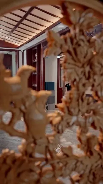 ตำนานลิ้มยิ้ม：เริ่มต้นด้วยงานประจำ