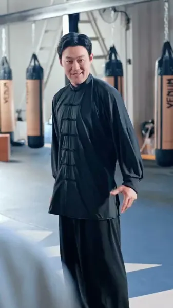 ตำนานลิ้มยิ้ม：เริ่มต้นด้วยงานประจำ