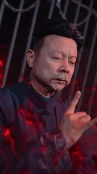 ตำนานลิ้มยิ้ม：เริ่มต้นด้วยงานประจำ