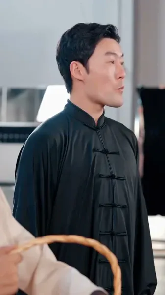 ตำนานลิ้มยิ้ม：เริ่มต้นด้วยงานประจำ