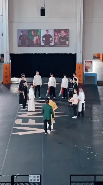 ตำนานลิ้มยิ้ม：เริ่มต้นด้วยงานประจำ