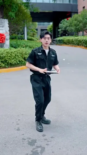 ตำนานลิ้มยิ้ม：เริ่มต้นด้วยงานประจำ