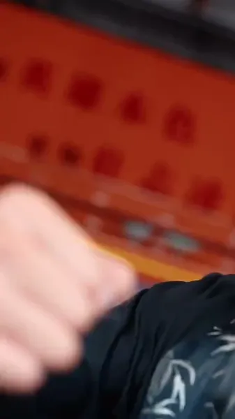 ตำนานลิ้มยิ้ม：เริ่มต้นด้วยงานประจำ