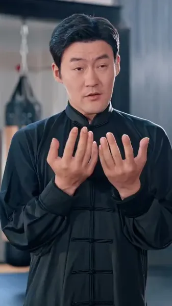 ตำนานลิ้มยิ้ม：เริ่มต้นด้วยงานประจำ