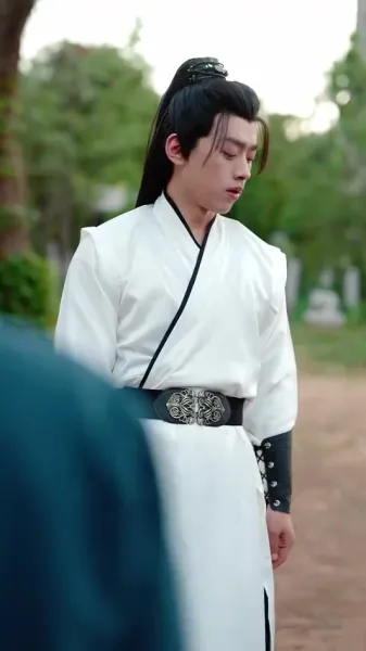 ตำนานลิ้มยิ้ม：เริ่มต้นด้วยงานประจำ