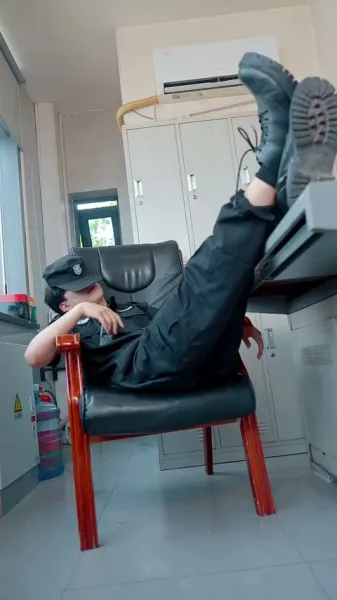 ตำนานลิ้มยิ้ม：เริ่มต้นด้วยงานประจำ