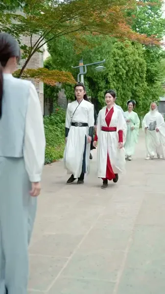 ตำนานลิ้มยิ้ม：เริ่มต้นด้วยงานประจำ