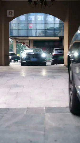 อย่ามายุ่งกับฉัน รู้ไหมใครหนุนหลัง