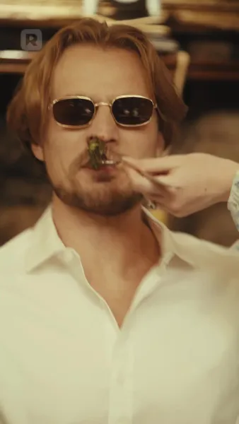 อยู่บนเตียงพร้อมกับคำโกหกของคุณ