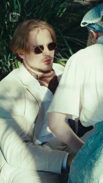 อยู่บนเตียงพร้อมกับคำโกหกของคุณ