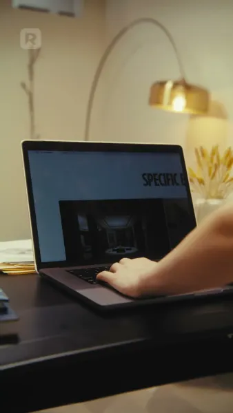 อยู่บนเตียงพร้อมกับคำโกหกของคุณ