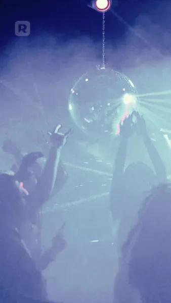 อยู่บนเตียงพร้อมกับคำโกหกของคุณ