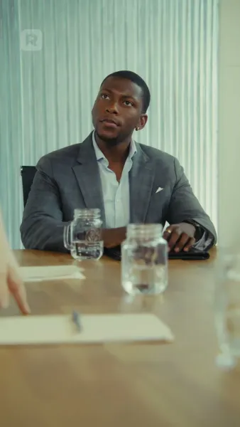 อยู่บนเตียงพร้อมกับคำโกหกของคุณ