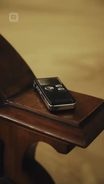 อยู่บนเตียงพร้อมกับคำโกหกของคุณ