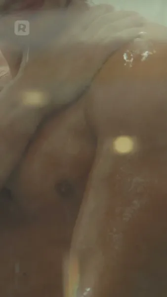 อยู่บนเตียงพร้อมกับคำโกหกของคุณ