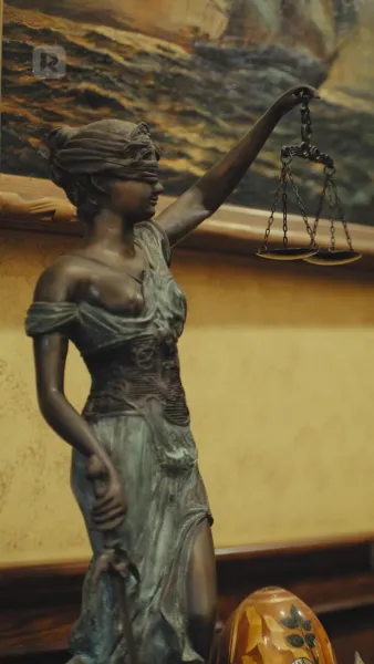 อยู่บนเตียงพร้อมกับคำโกหกของคุณ