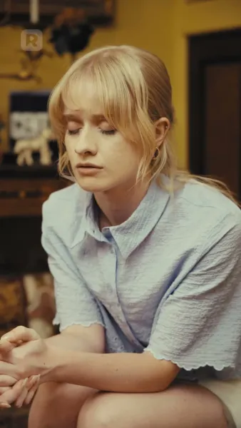 อยู่บนเตียงพร้อมกับคำโกหกของคุณ