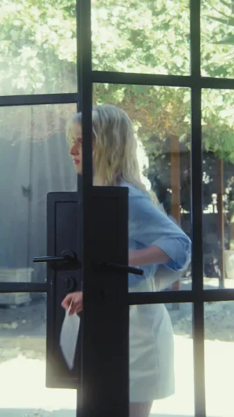 อยู่บนเตียงพร้อมกับคำโกหกของคุณ