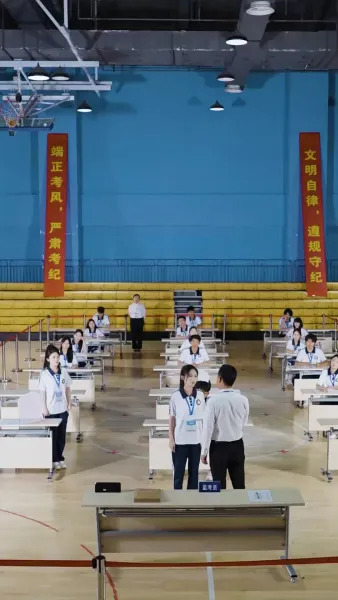 เด็กสาวในเงาแสง