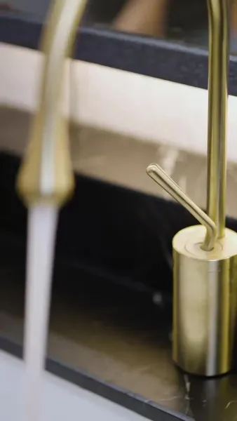 เด็กสาวในเงาแสง