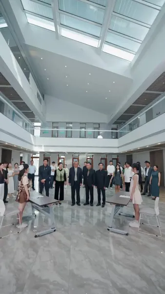 เด็กสาวในเงาแสง