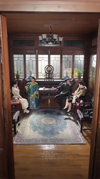 ลานในวังฟีนิกซ์ ปิดกั้นฤดูใบไม้ร่วงอันลึกล้ำ