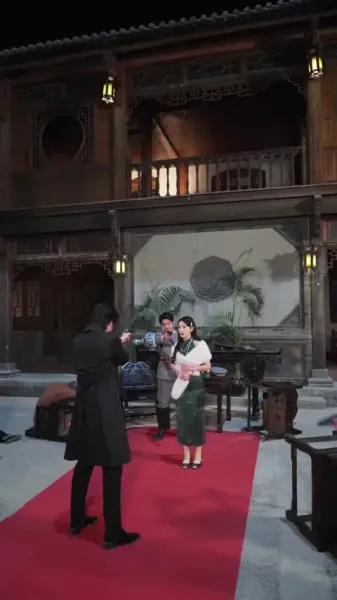 ลานในวังฟีนิกซ์ ปิดกั้นฤดูใบไม้ร่วงอันลึกล้ำ