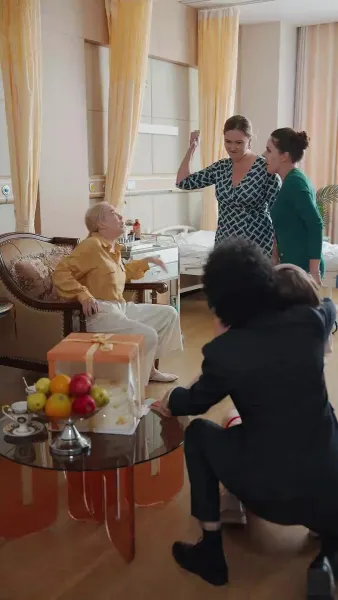 อย่าแหย่ พ่อแม่เศรษฐีผู้พลัดรัก