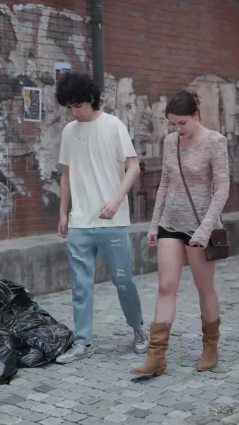 อย่าแหย่ พ่อแม่เศรษฐีผู้พลัดรัก