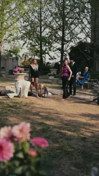 อย่าแหย่ พ่อแม่เศรษฐีผู้พลัดรัก