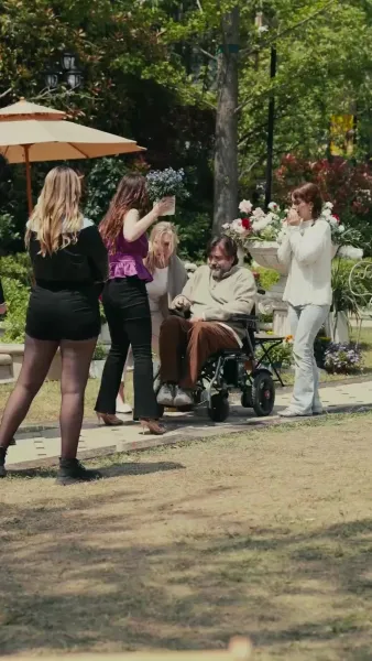 อย่าแหย่ พ่อแม่เศรษฐีผู้พลัดรัก