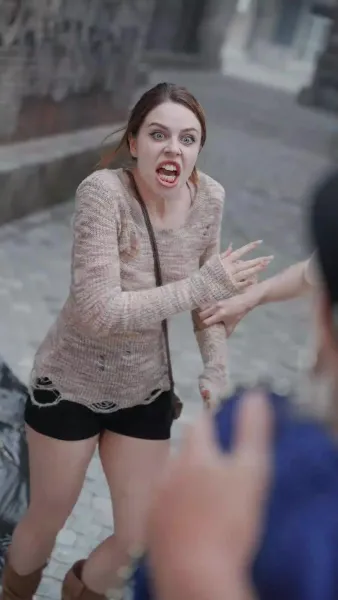 อย่าแหย่ พ่อแม่เศรษฐีผู้พลัดรัก