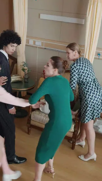 อย่าแหย่ พ่อแม่เศรษฐีผู้พลัดรัก