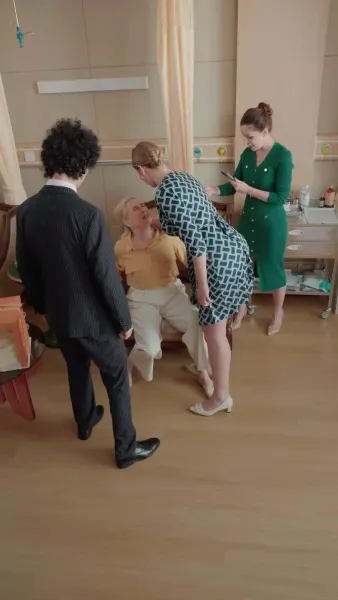 อย่าแหย่ พ่อแม่เศรษฐีผู้พลัดรัก