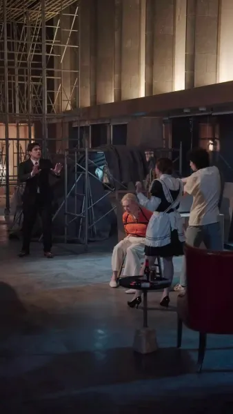 อย่าแหย่ พ่อแม่เศรษฐีผู้พลัดรัก