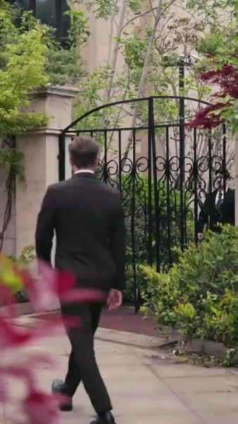 อย่าแหย่ พ่อแม่เศรษฐีผู้พลัดรัก