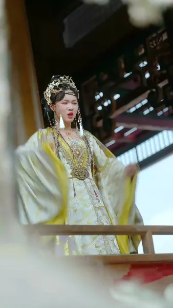 จากห้องออฟฟิศสู่หัวใจฮ้องเต้  