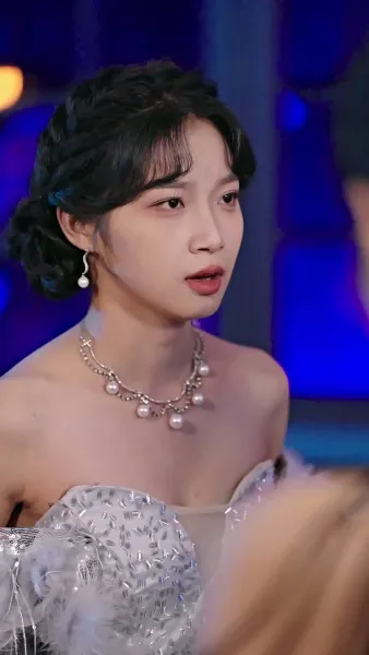 เขามาจากซากปรักหักพัง