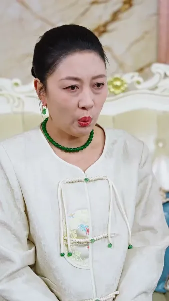 เขามาจากซากปรักหักพัง