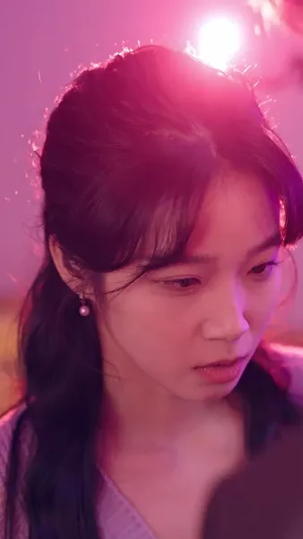 เขามาจากซากปรักหักพัง