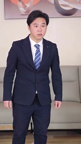 เขามาจากซากปรักหักพัง