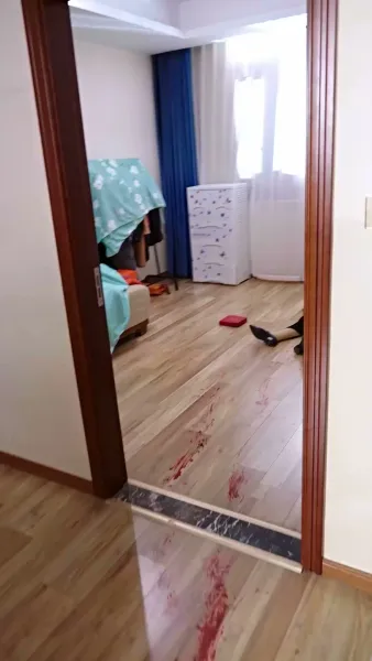 เขามาจากซากปรักหักพัง