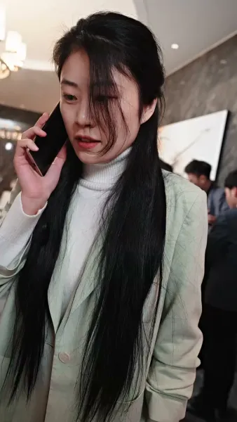 เขามาจากซากปรักหักพัง