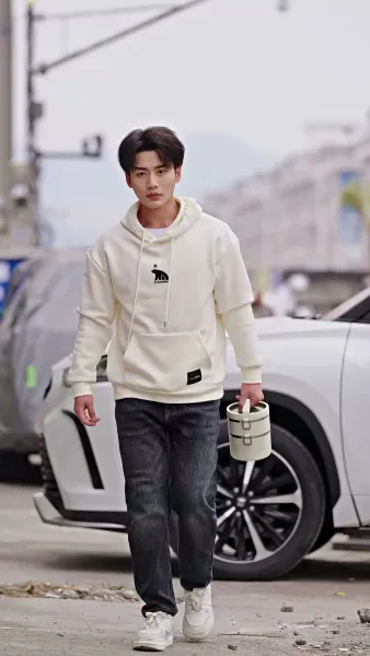 เขามาจากซากปรักหักพัง