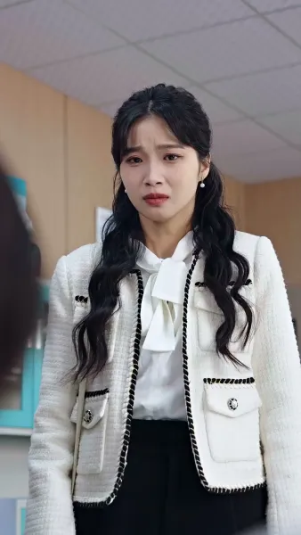 เขามาจากซากปรักหักพัง