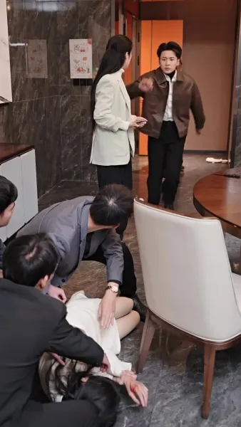 เขามาจากซากปรักหักพัง