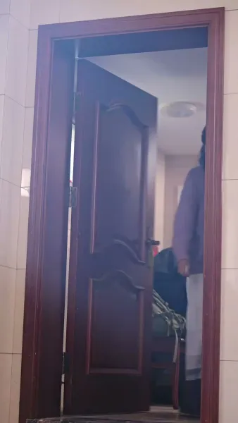 เขามาจากซากปรักหักพัง