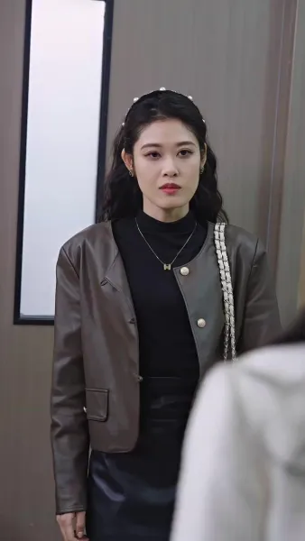 เขามาจากซากปรักหักพัง